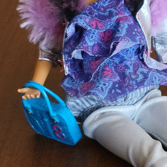 2009 Spin Master Liv Doll with wig, clothes, boots and purse - Picture 4 of 16